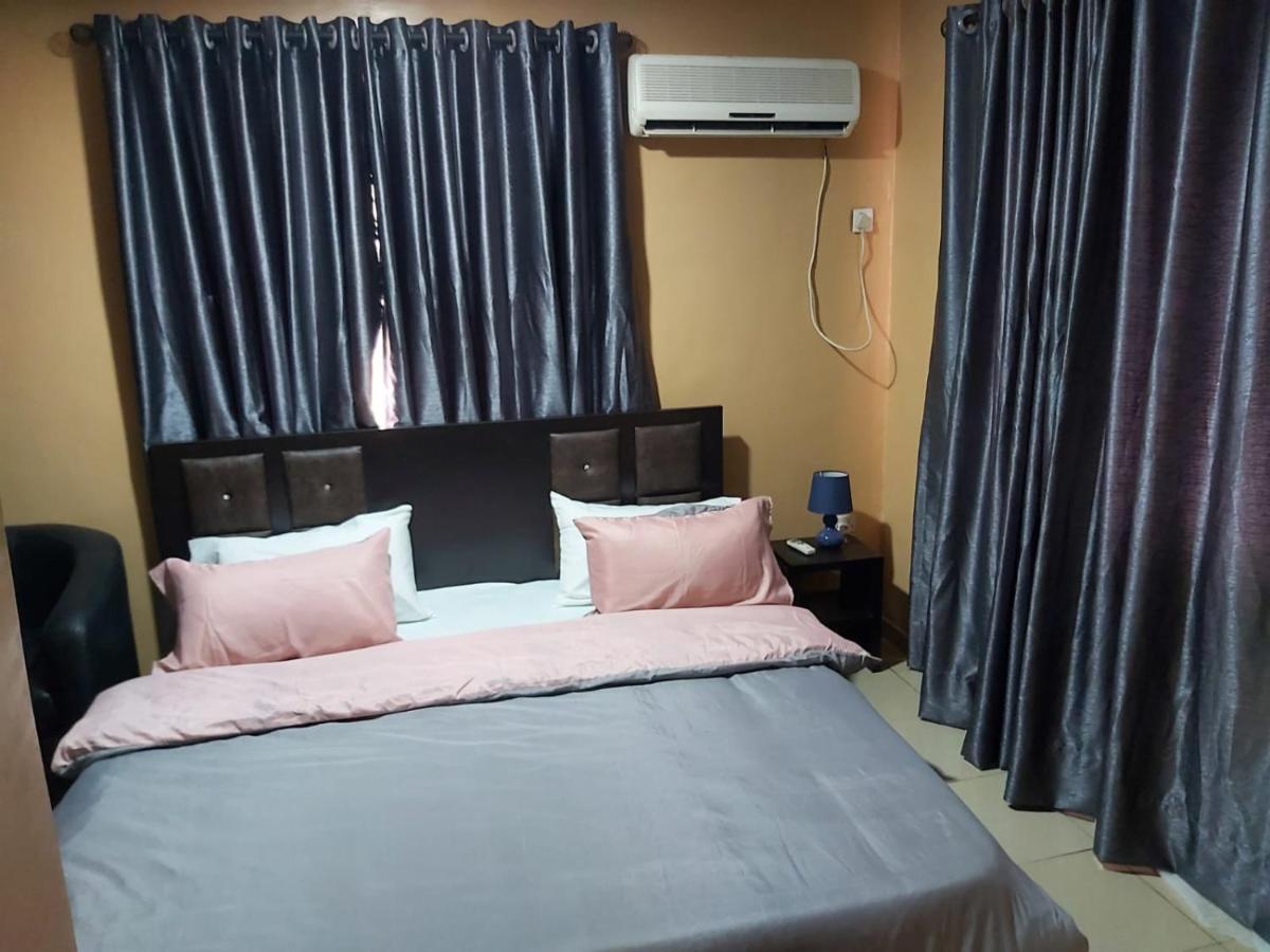 Staycation Suites And Apartment Лагос Экстерьер фото