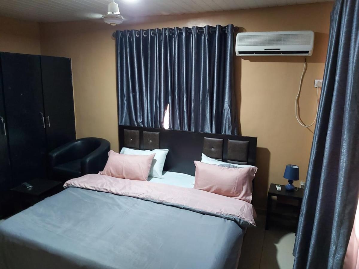 Staycation Suites And Apartment Лагос Экстерьер фото